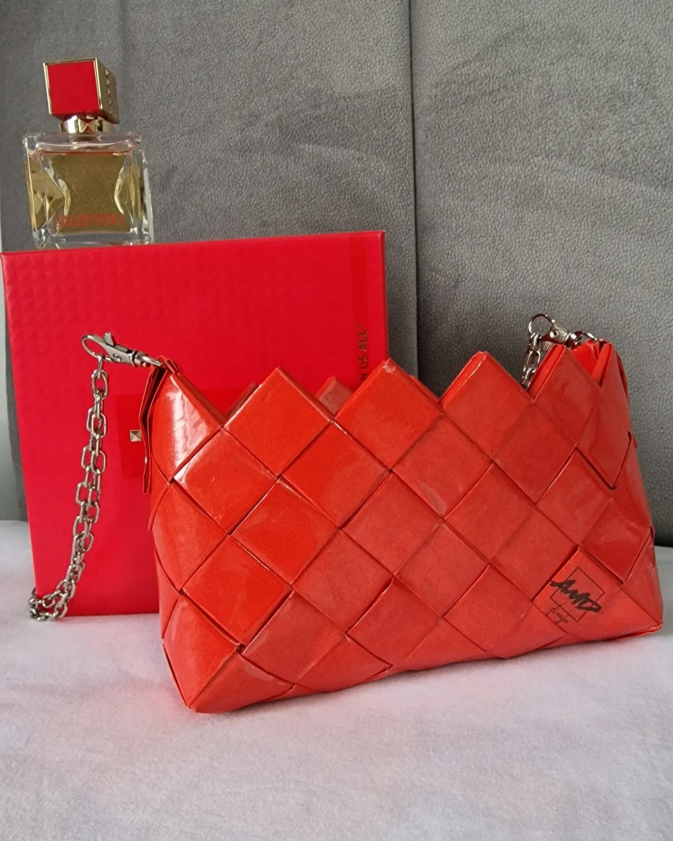 Mala crvena torba od papira/ A small red paper bag — slika 5