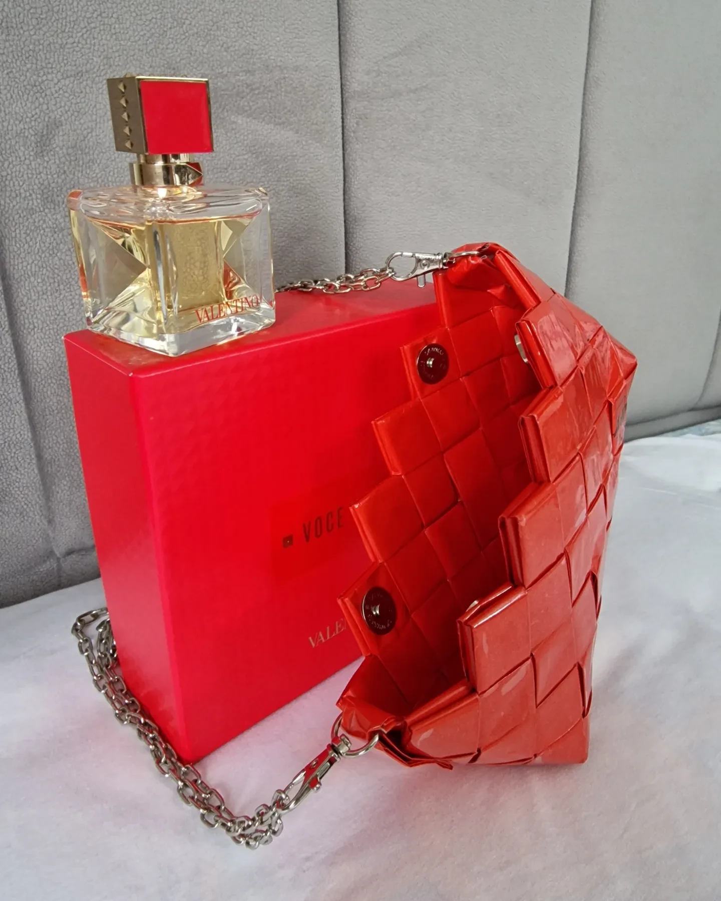 Mala crvena torba od papira/ A small red paper bag — slika 6