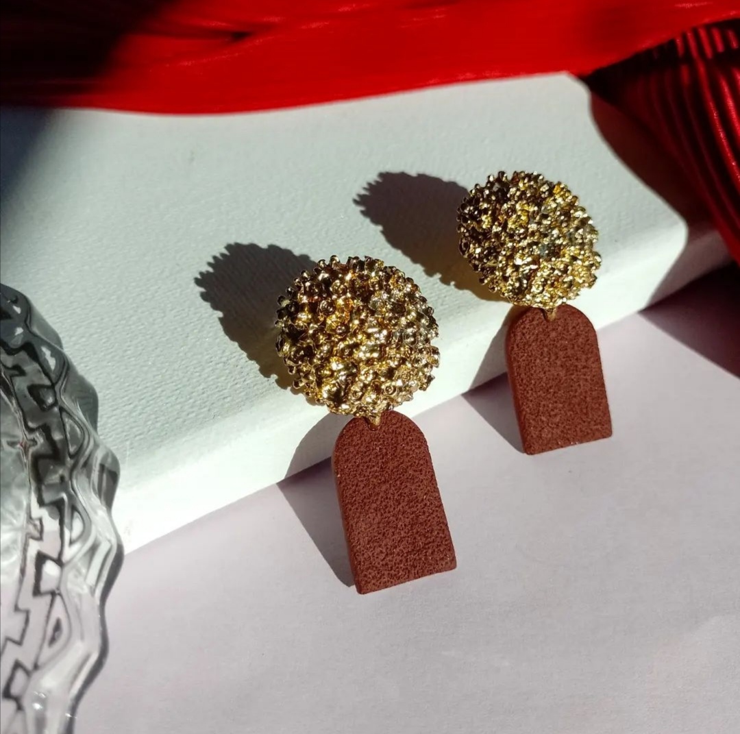 " Golden brownie" naušnice od polimerne gline u kombinaciji s komponenatama od mjedi i nehrđajućuceg čelika, idealne za večernji outfit
