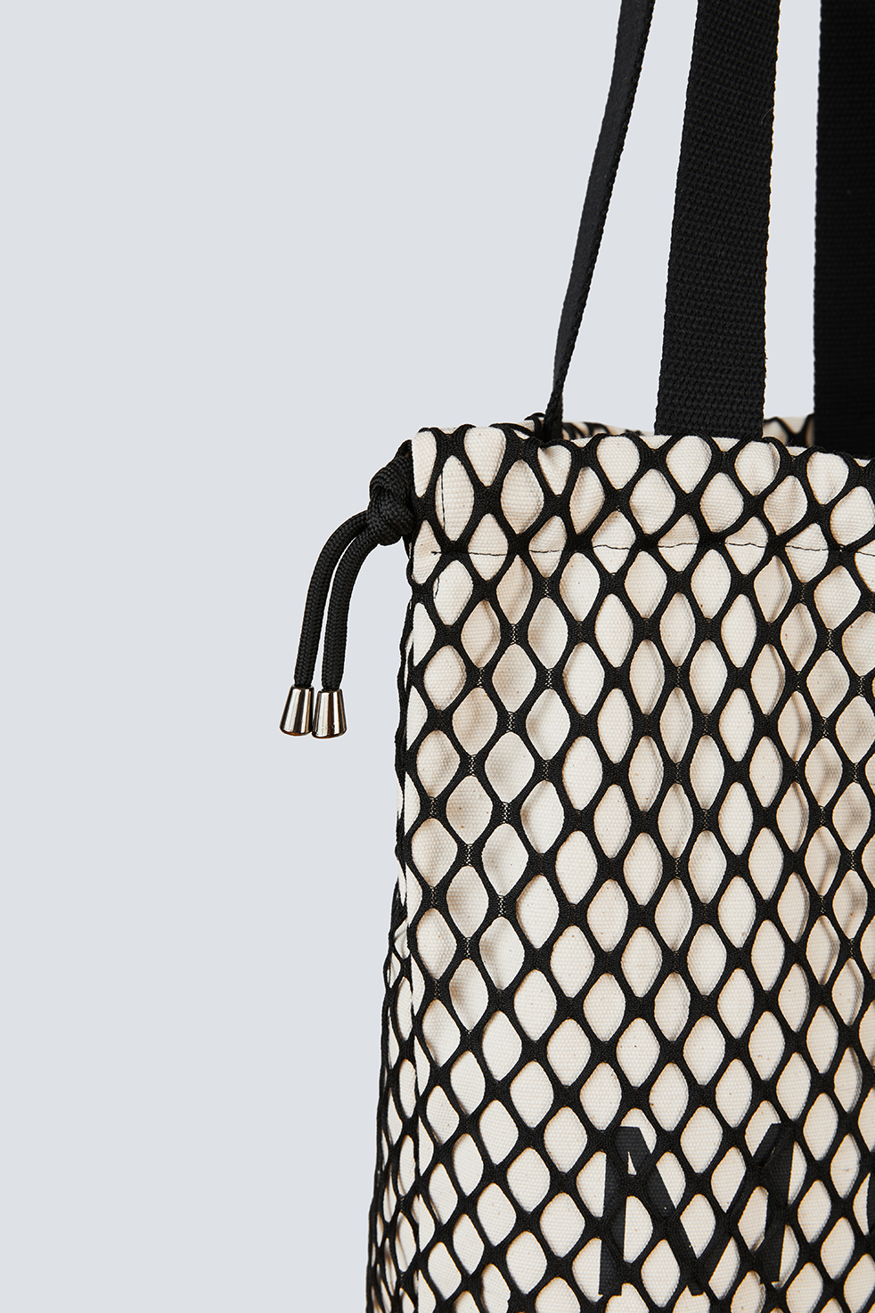 Nets Tote bag je savršena torba za svakodnevno nošenje koja će učiniti tvoj outfit još privlačnijim i modernijim! Njen prostrani dizajn omogućava ti da poneseš sve što ti je potrebno za dan na poslu, shopping ili čak dan na plaži.