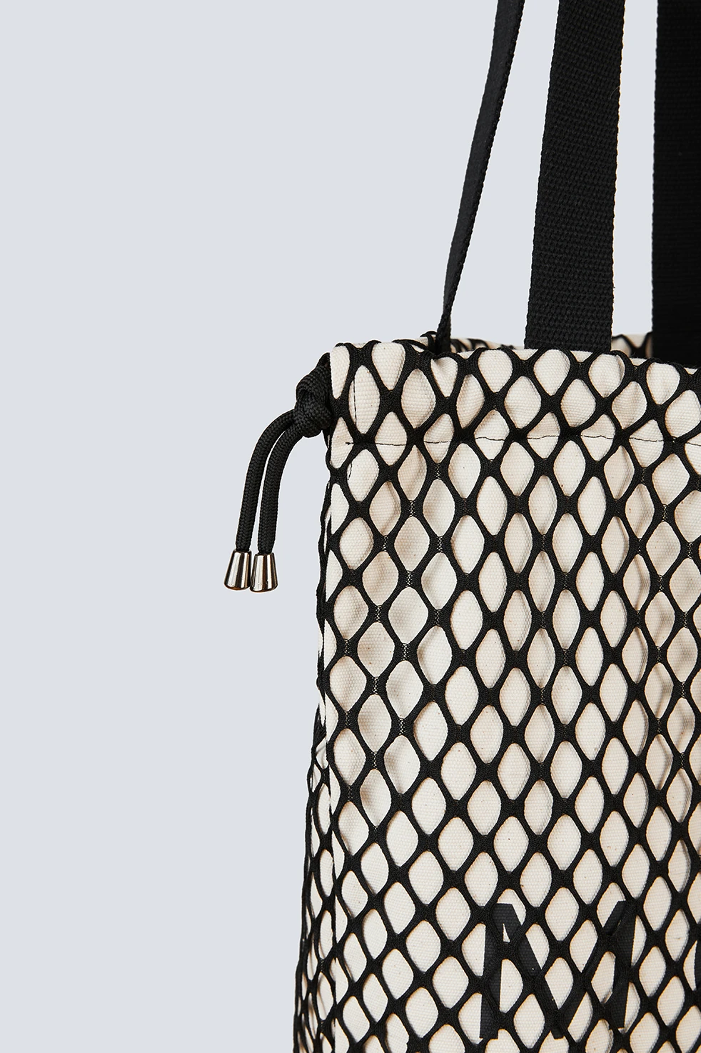 Nets Tote bag je savršena torba za svakodnevno nošenje koja će učiniti tvoj outfit još privlačnijim i modernijim! Njen prostrani dizajn omogućava ti da poneseš sve što ti je potrebno za dan na poslu, shopping ili čak dan na plaži.