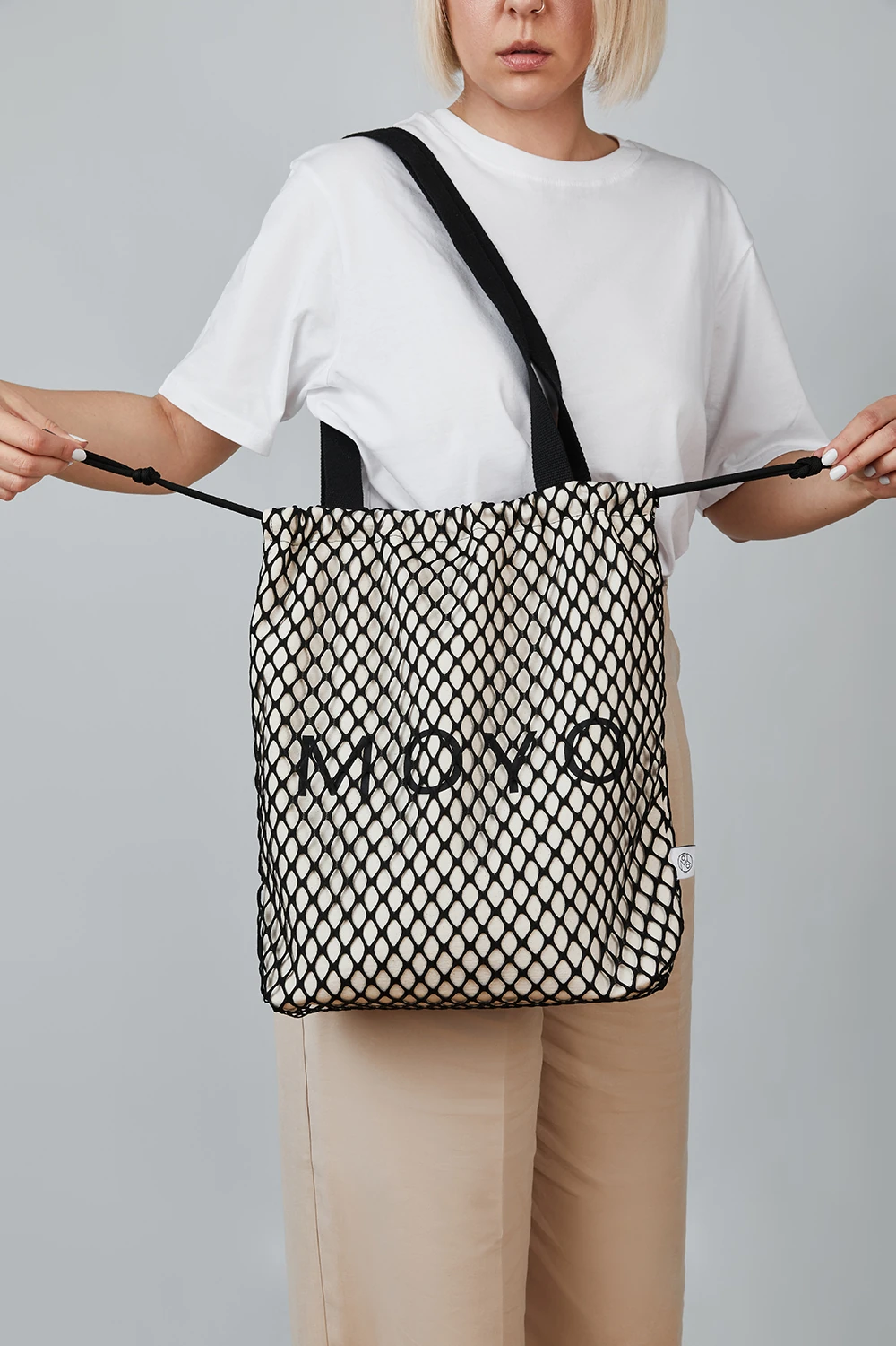 Nets Tote bag je savršena torba za svakodnevno nošenje koja će učiniti tvoj outfit još privlačnijim i modernijim! Njen prostrani dizajn omogućava ti da poneseš sve što ti je potrebno za dan na poslu, shopping ili čak dan na plaži. — slika 3
