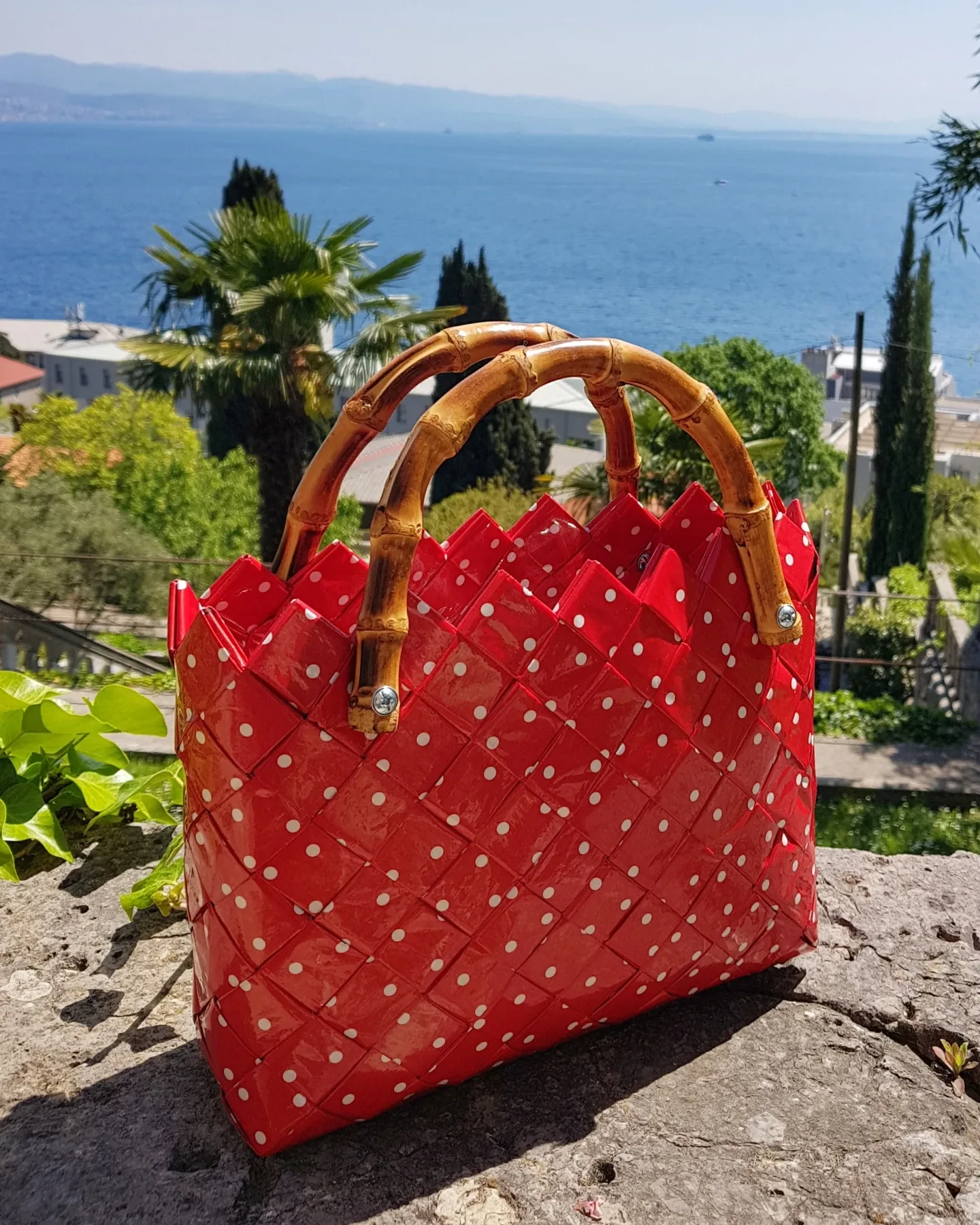 Ceker od papira/ A small red paper bag