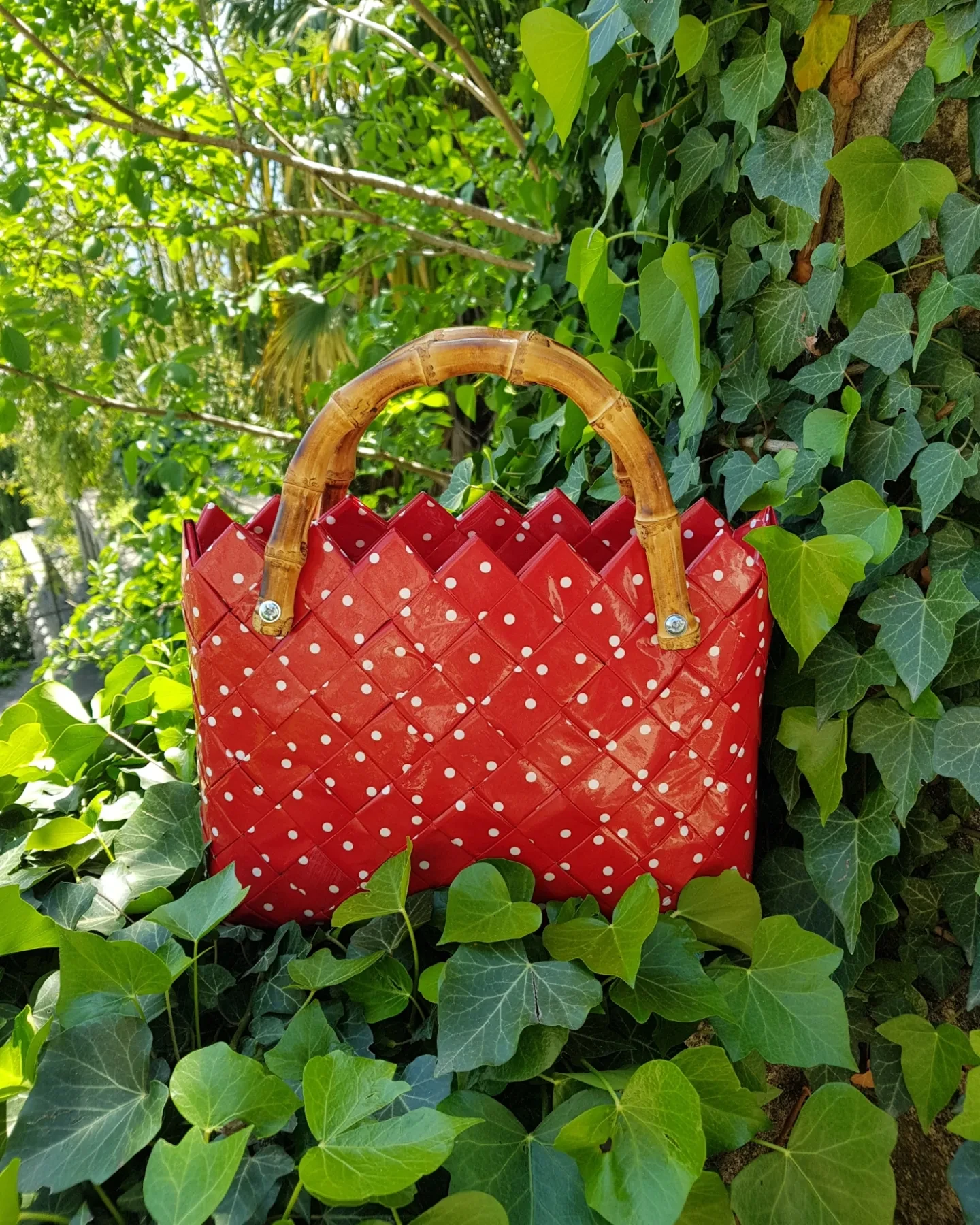 Ceker od papira/ A small red paper bag — slika 3