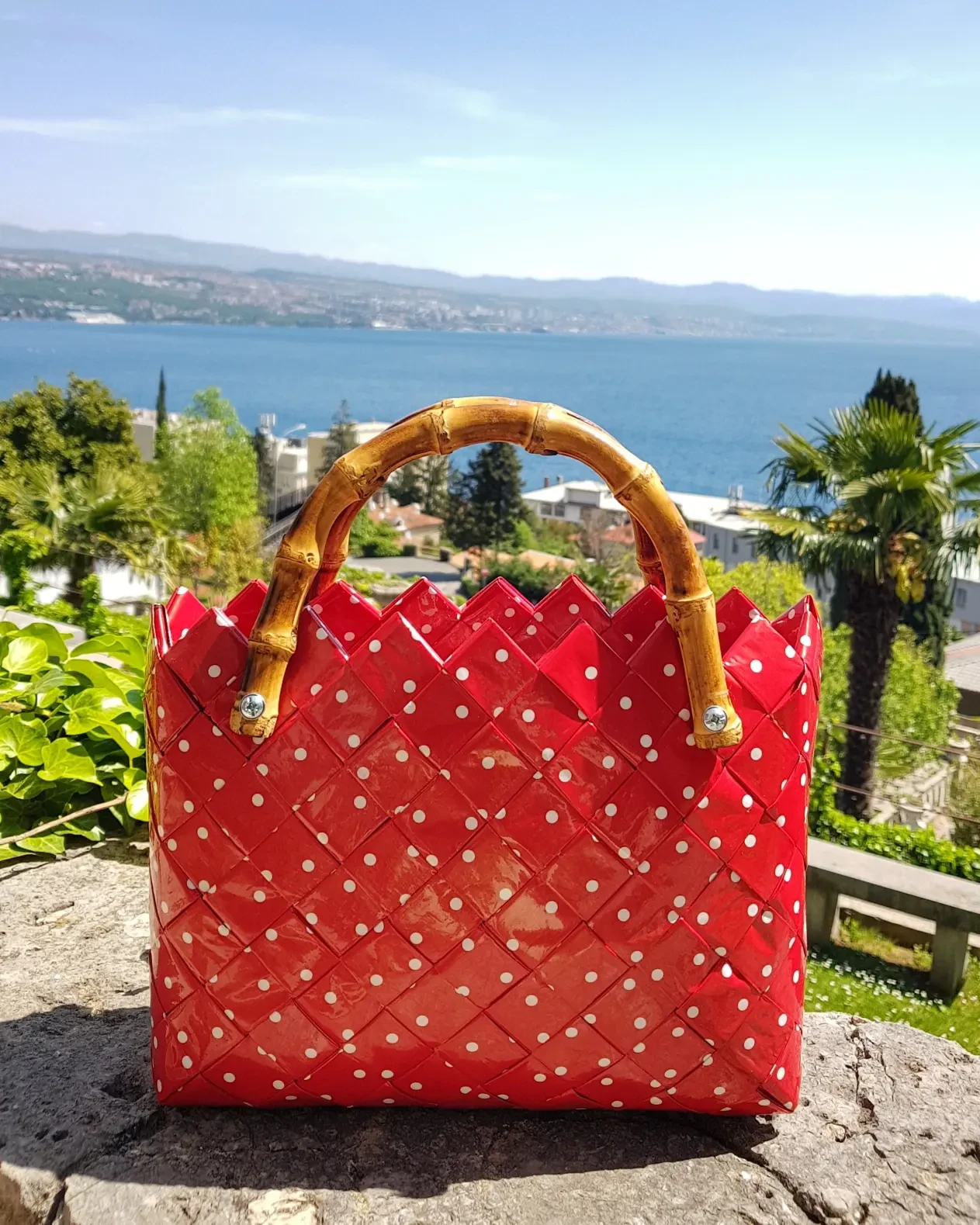 Ceker od papira/ A small red paper bag — slika 4