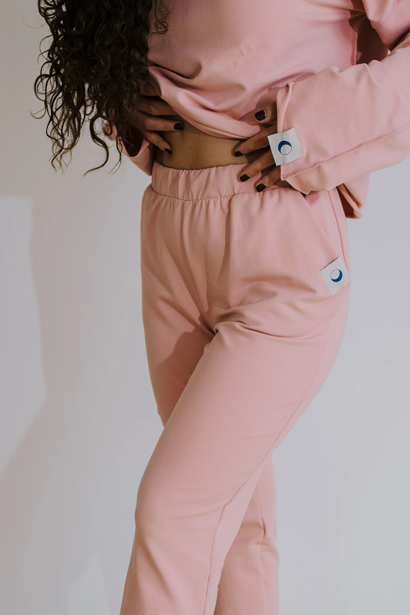 Gracious Sweatpants u nježno rozoj boji — slika 3